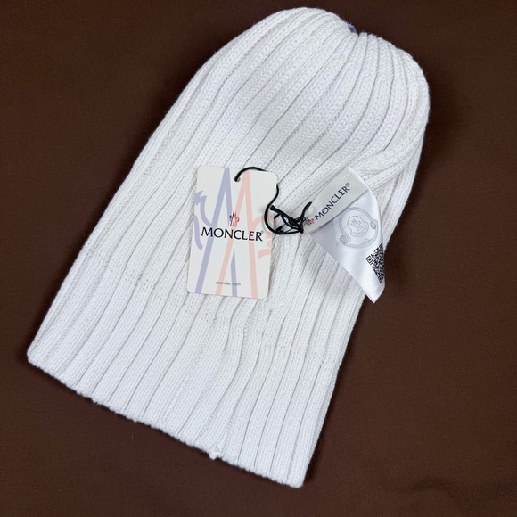 New Women’s Moncler Ribbed Knit White Beanie with Pom-Pom - Picture 4 of 4